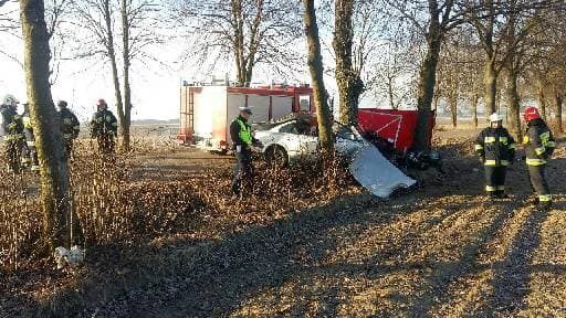 Passat uderzył w drzewo. Kierowca zginął na miejscu