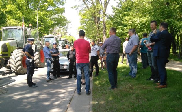 Wzięli ciągniki i przyjechali protestować. Policja nie wpuściła ich pod urząd