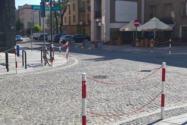 Kto ma pierwszeństwo? Na jednej z ulic w centrum kierowcy mają z tym problem