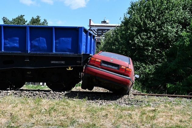 Auto zderza się z lokomotywą [WIDEO]