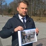 Krzysztof Truskolaski: osoba, która paliła kukłę Ryszarda Petru, startuje w wyborach