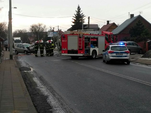 Wypadek przed przejazdem kolejowym. 3 osoby trafiły do szpitala