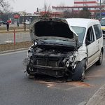 Kierowca zasłabł i zderzył się z innym autem. Wypadek na al. Jana Pawła II