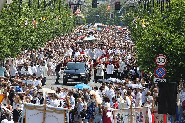 Pogoda na Boże Ciało. Procesja w słońcu, wieczór już z burzami