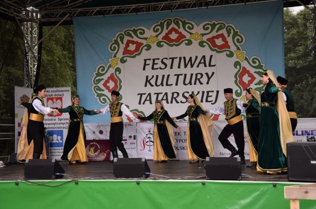 Czebureki, kołduny i strzelanie z łuku. Festiwal Kultury Tatarskiej w skansenie