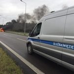 Auto stanęło w płomieniach. Droga w kierunku Warszawy jest zablokowana