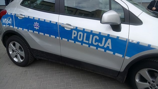 Auto wpadło w poślizg i uderzyło w barierki. Droga jest zablokowana