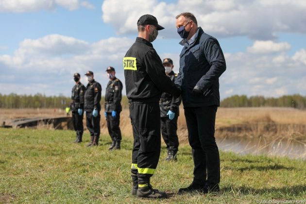 Prezydent docenił 10 strażaków walczących z pożarem nad Biebrzą [LISTA ODZNACZONYCH]