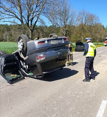 Dachowanie osobówki w powiecie monieckim. Dziecko zabrano do szpitala