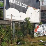 Zerwany billboard przy ul. Sienkiewicza. Mieszkańcy przeciwni kontrowersyjnej akcji?