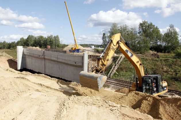 Trwa budowa wiaduktu nad torami. Będzie gotowy w listopadzie