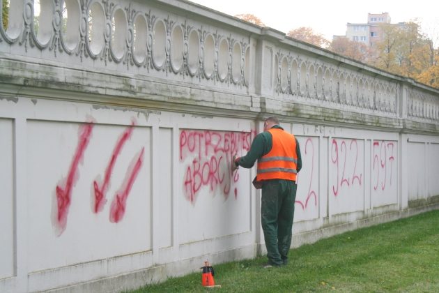 "Aborcyjne" graffiti na ogrodzeniu Pałacu Branickich [WIDEO, ZDJĘCIA]