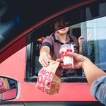 Ruch w fast foodach spadł w kraju o ponad 40%. Najbardziej w Podlaskiem