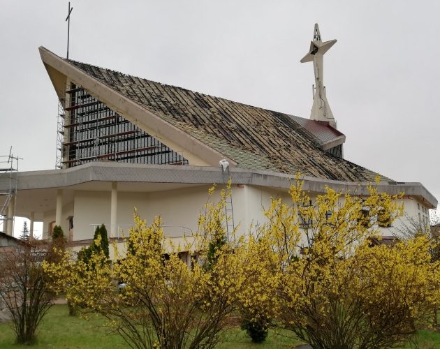 Pożar kościoła św. Kolbego. 54 strażaków walczyło z ogniem, usunięto 400 m2 dachu