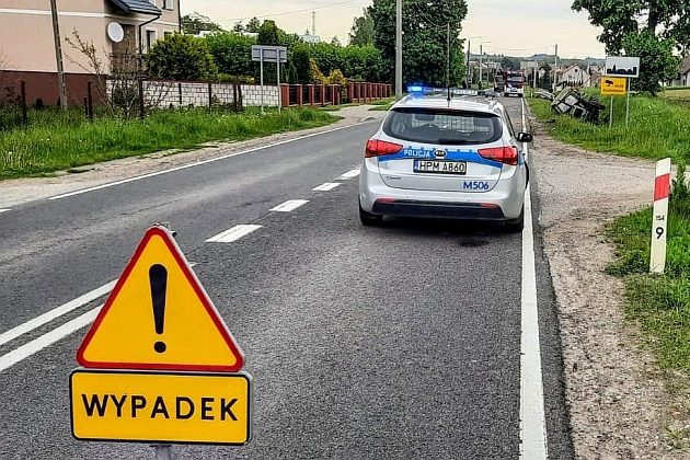 Osobówką uderzył w tył ciągnika rolniczego. Kierowca maszyny trafił do szpitala