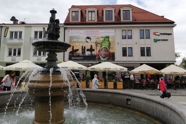 Z diabelskiego młyna na piwo. Na Rynku Kościuszki nadal pojawiają się nielegalne reklamy