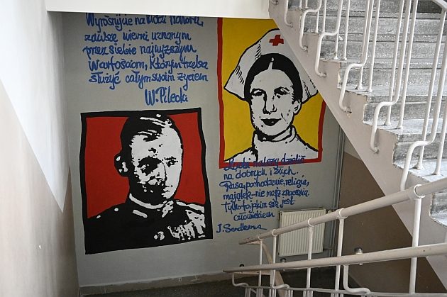 Szkoła ma kolejny mural. Przedstawia Sendlerową i Pileckiego