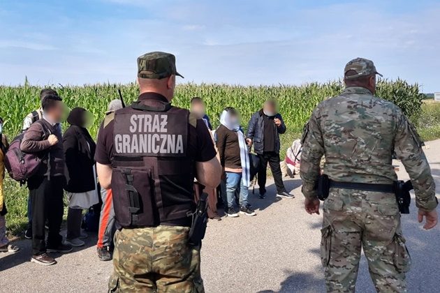 Policjanci zatrzymali kolejne osoby przewożące imigrantów