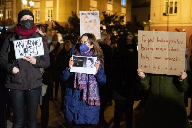 Milczący protest na Rynku Kościuszki. Ból i oburzenie po śmierci Izy [ZDJĘCIA]