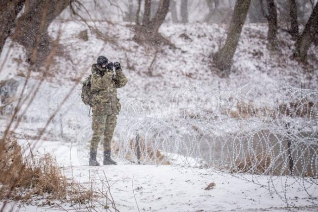 Białoruscy żołnierze strzelali z długiej broni w stronę polskich służb