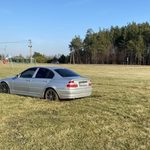 Senior zniszczył murawę boiska driftując swoim autem