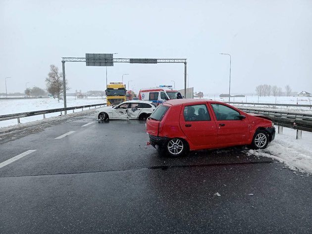 Zderzenie kilku samochodów na DK nr 63. Droga jest zablokowana