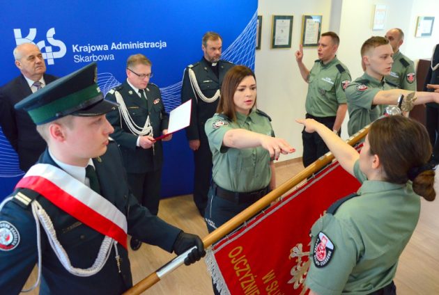 8 nowych funkcjonariuszy w szeregach podlaskiej KAS. Przeważają mężczyźni