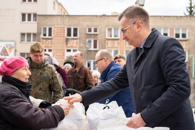 Pod Katedrą rozdano wielkanocne paczki dla potrzebujących [ZDJĘCIA]