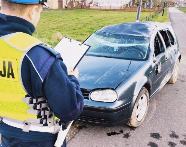 Stracił panowanie nad samochodem. 20-letni pasażer ranny