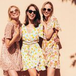 Modne sukienki letnie – najpopularniejsze propozycje nie tylko na sezon