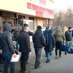 Tłum ochotników w Klubie Garnizonowym w Białymstoku. Rozpoczęły się szkolenia wojskowe