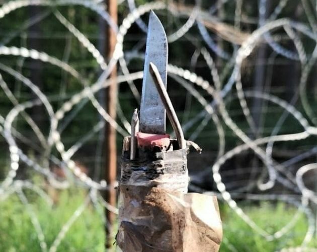 Atak cudzoziemców na granicy. Polski żołnierz otrzymał cios nożem i walczy o życie