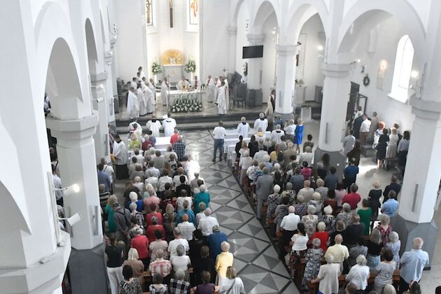 Nowy kościół w Białymstoku został poświęcony. "Niech będzie dla was szkołą miłości"