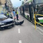 Auto zderzyło się z autobusem. 5 osób rannych
