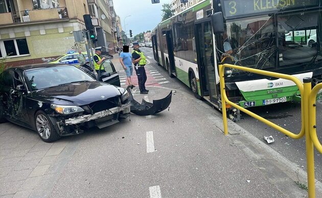 Auto zderzyło się z autobusem. 5 osób rannych