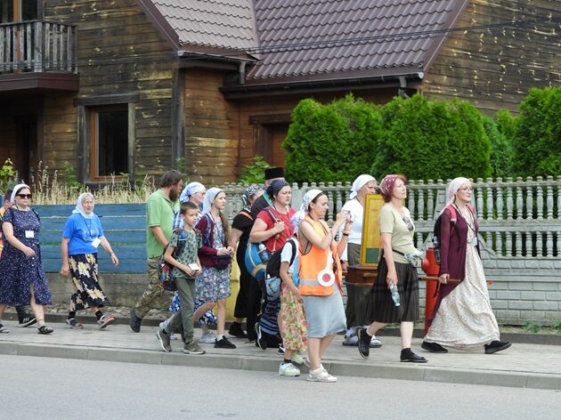 Przejdą 200 km! Pątnicy idą z Białegostoku do Jabłecznej 