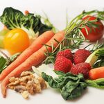 Zero waste w kuchni. Jak wykorzystać sezonowe owoce i warzywa bez marnowania?
