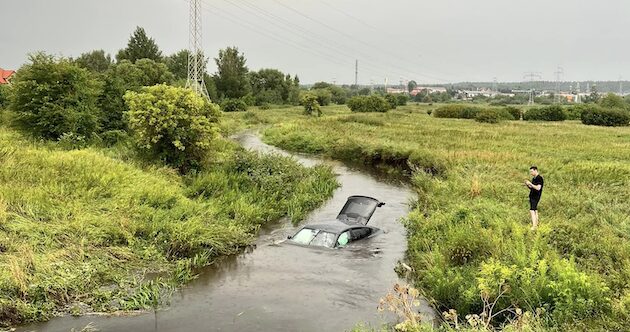 Groźny wypadek na Produkcyjnej. Samochód wjechał do rzeki 