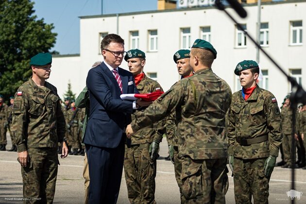 Marszałek Szymon Hołownia z wizytą w białostockich koszarach. Przekazał flagę 