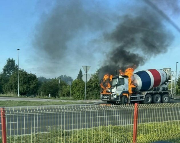 Pożar betoniarki na obwodnicy w Białymstoku. W akcji uczestniczyły dwa zastępy straży