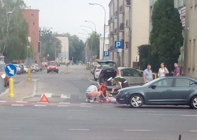 Wypadek na ulicy Sienkiewicza. Kobieta jadąca hulajnogą uderzyła w samochód