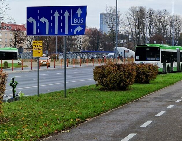 Biegacze w centrum miasta, więc 28 autobusów BKM pojedzie inaczej [OBJAZDY]