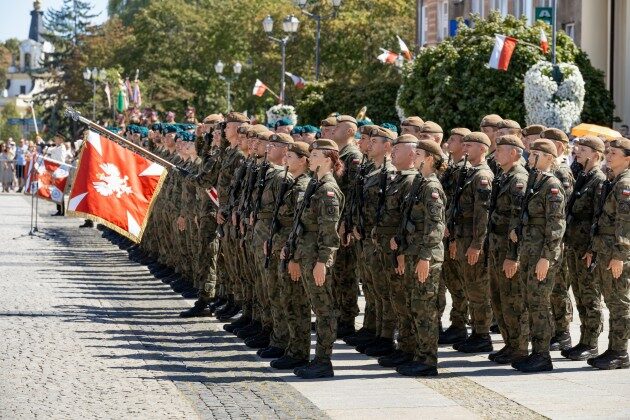 Był hołd, hymn i defilada. Tak białostoczanie uczcili Święto Wojska Polskiego [ZDJĘCIA]