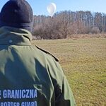 Przy granicy z Białorusią spadł balon. Miał napisy cyrylicą