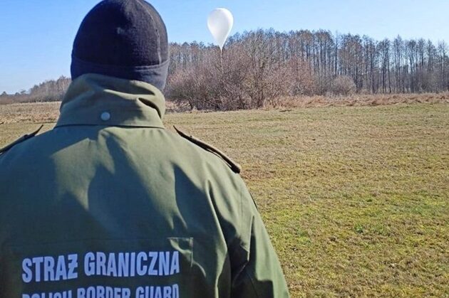 Przy granicy z Białorusią spadł balon. Miał napisy cyrylicą