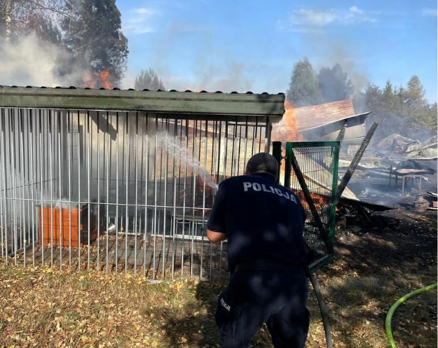 To policjant zauważył pożar we wsi Budy. Ewakuował sześć osób i wyniósł butle z gazem