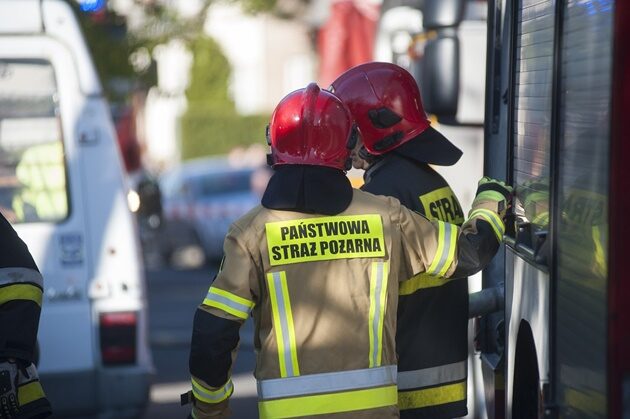 Samozapłon na drodze wojewódzkiej. Są utrudnienia w ruchu