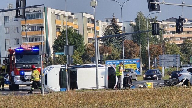 Poranne dachowanie na skrzyżowaniu al. Jana Pawła II i ul. Sikorskiego. Nikt nie ucierpiał