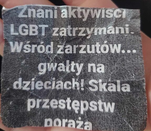 Propaganda przed marszem równości. Ktoś rozwiesza bulwersujące treści