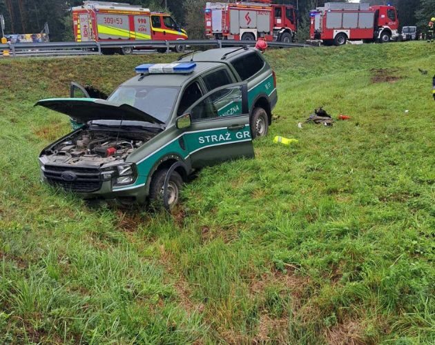 Wypadek na trasie Białystok - Michałowo. Pojazd Straży Granicznej wypadł z drogi